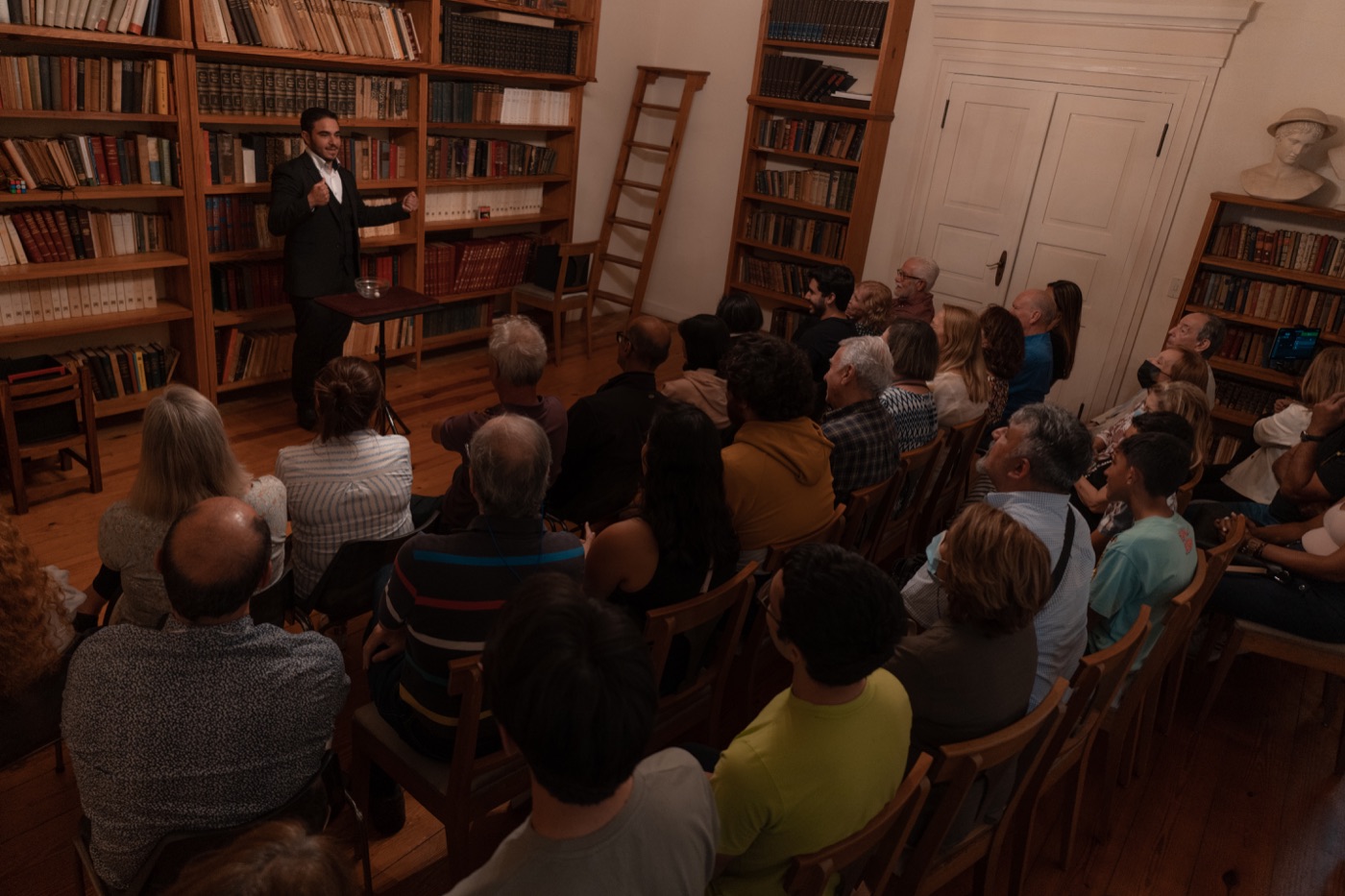 Sala completa durante el show de Rafael Gorrochotegui