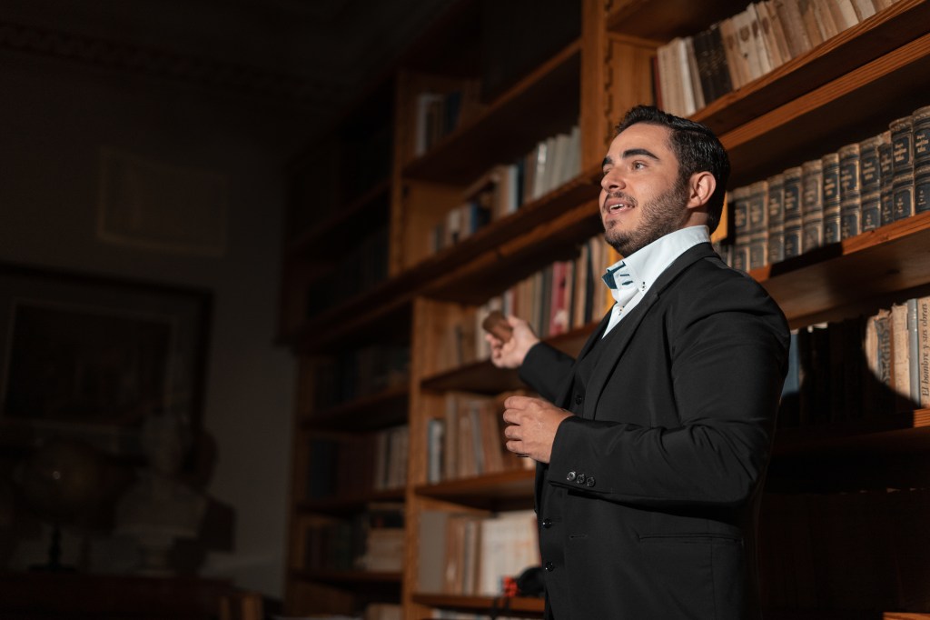 This image has an empty alt attribute; its file name is showmagiarafa-16-of-18.jpg